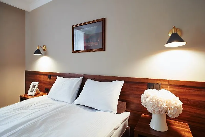 Sherlock Holmes Boutique Hotel Lviv 3*,